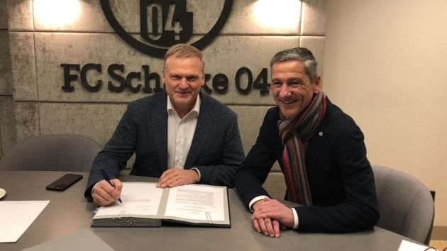 Nach Gazprom-Aus: Auch Rewe wird neuer Schalke-Partner - Peter Maly (l.), Bereichsvorstand COO Rewe, und Schalkes Vorstandsvorsitzender Dr. Bernd Schröder bei der Unterzeichnung der Sponsoring-Vereinbarung - Quelle: Rewe